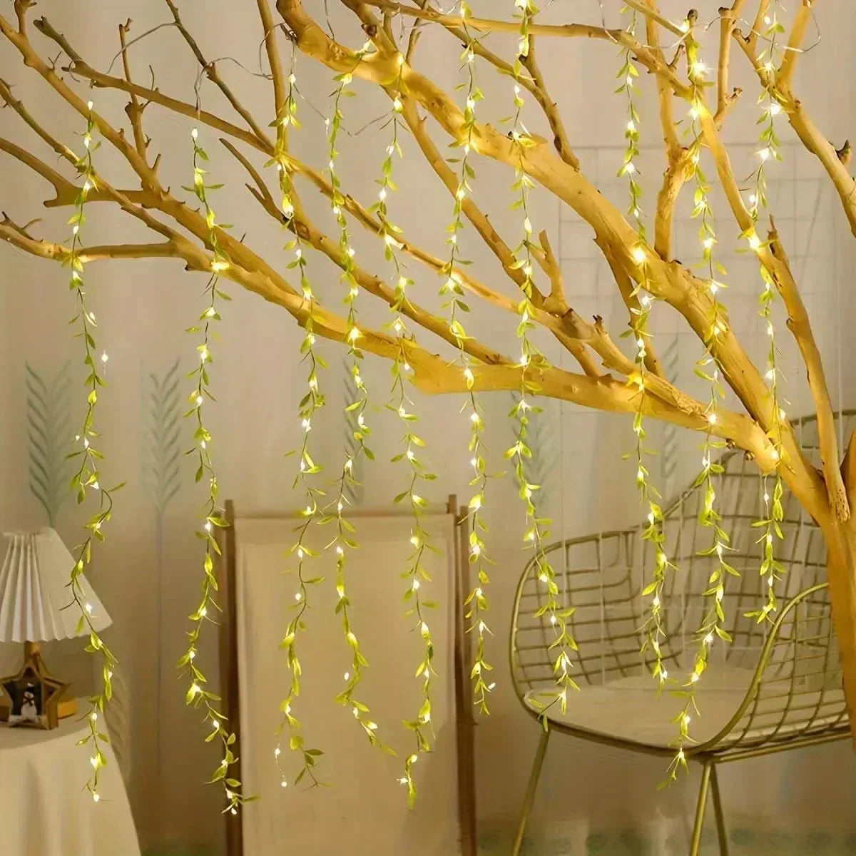 Cortina de Luzes Natalinas com Folhas – Encanto e Magia em Cada Detalhe