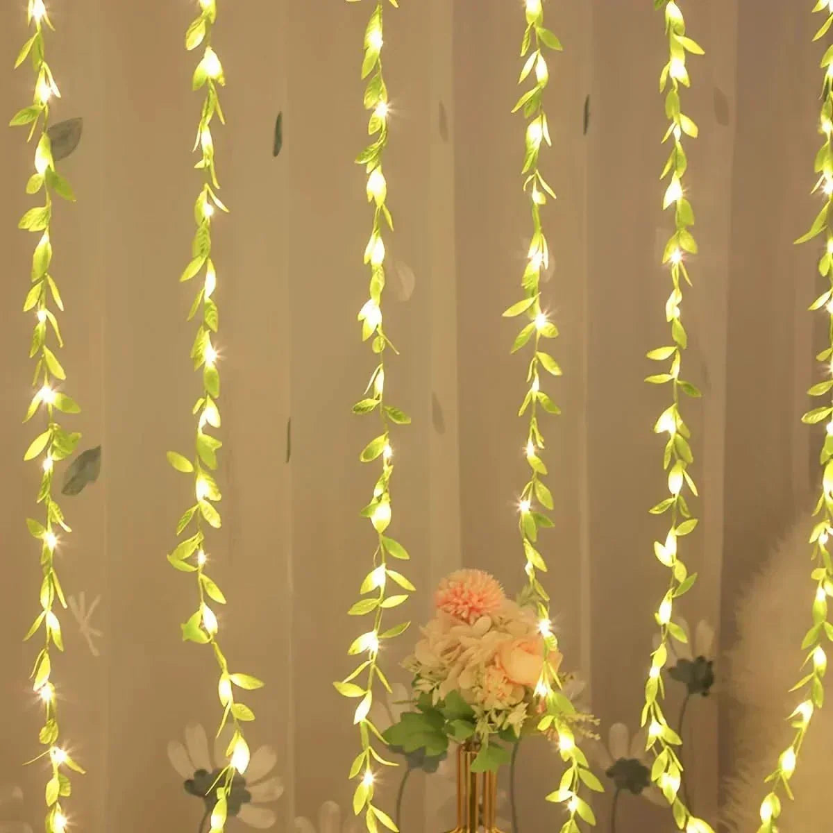 Cortina de Luzes Natalinas com Folhas – Encanto e Magia em Cada Detalhe