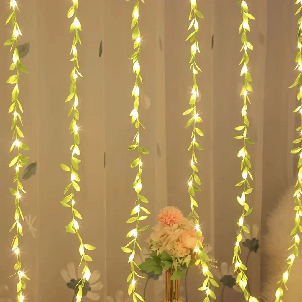 Cortina de Luzes Natalinas com Folhas – Encanto e Magia em Cada Detalhe