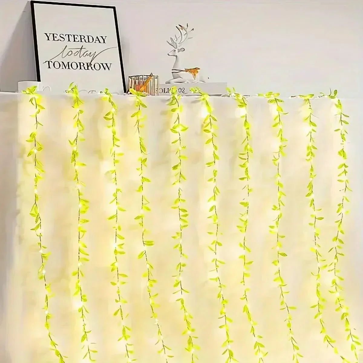 Cortina de Luzes Natalinas com Folhas – Encanto e Magia em Cada Detalhe