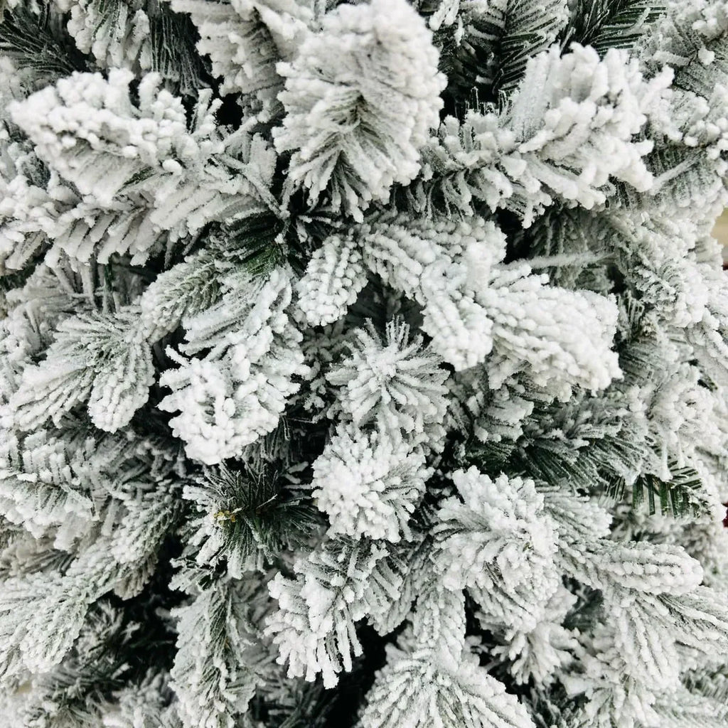 Árvore Slim Flocada - Efeito Neve, Ideal para Espaços Menores