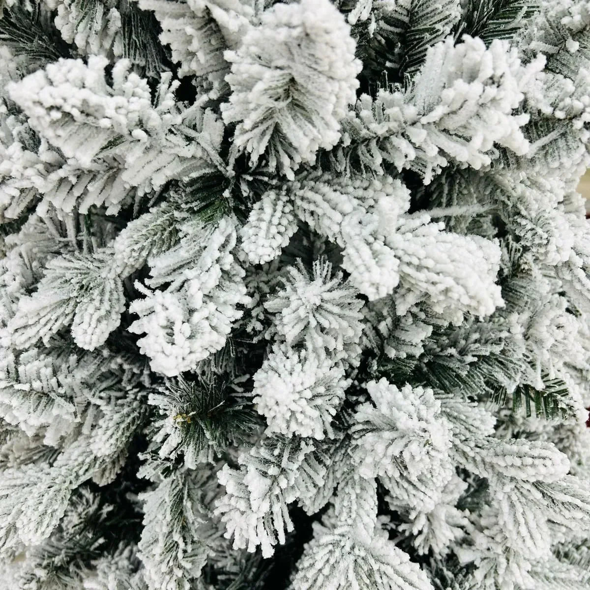 Árvore Slim Flocada - Efeito Neve, Ideal para Espaços Menores