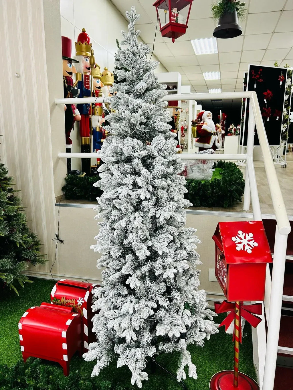 Árvore Slim Flocada - Efeito Neve, Ideal para Espaços Menores