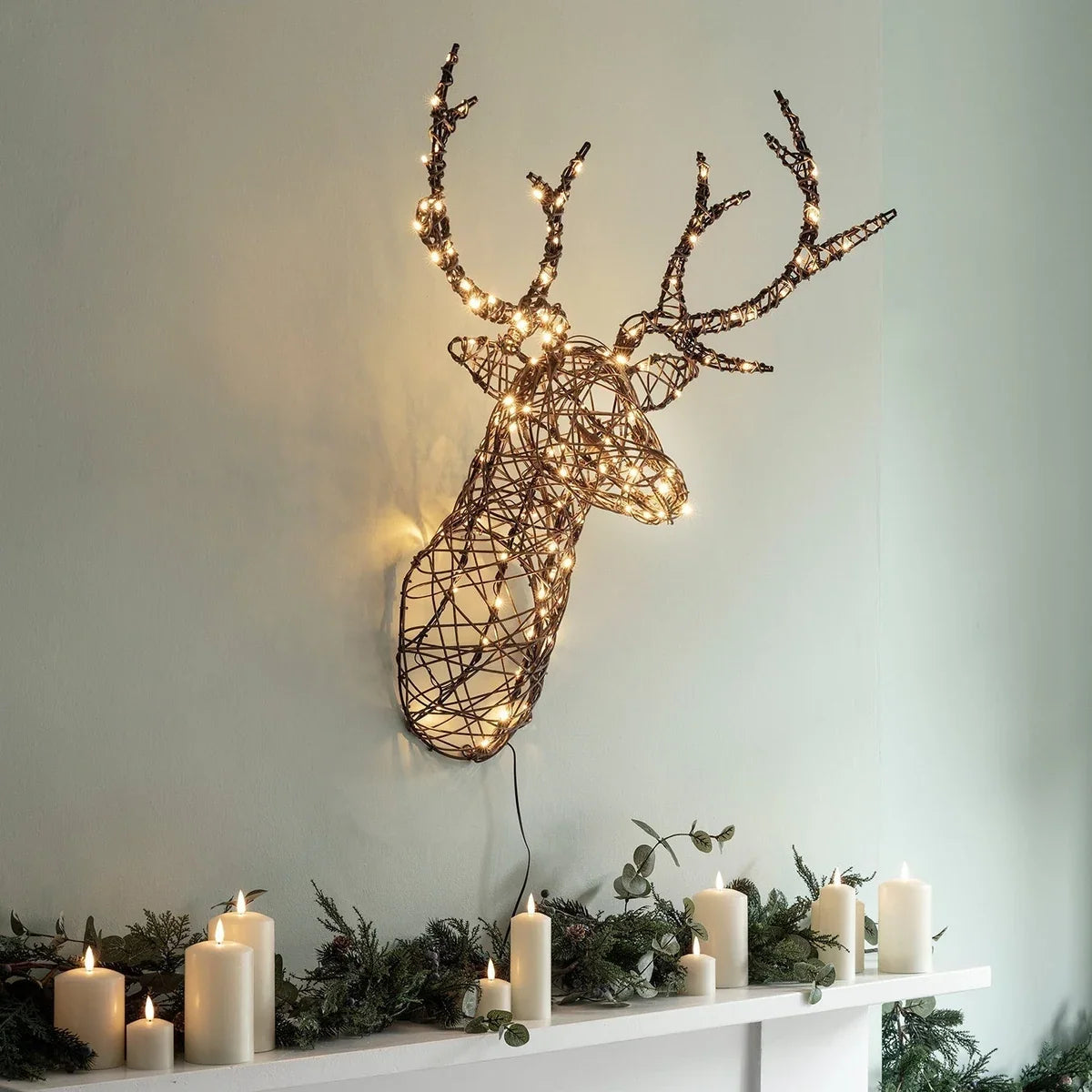 Cabeça de Rena Iluminada de Parede 84 cm – Rattan Sintético com LED Branco Quente