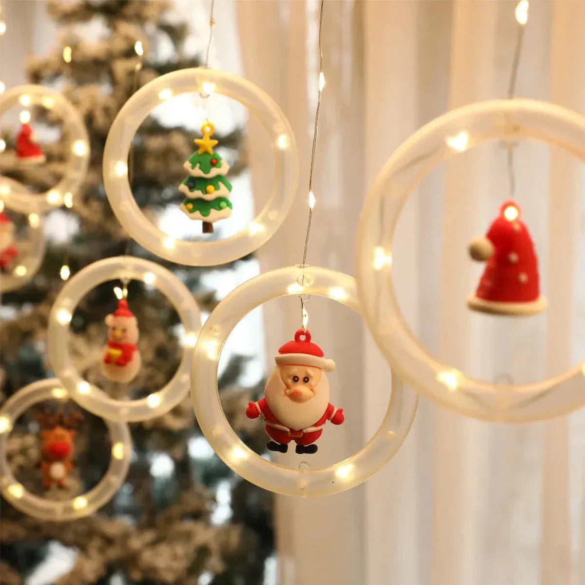Cortina de Luzes LED com Figuras Natalinas – Argolas, Árvores, Corações e Estrelas