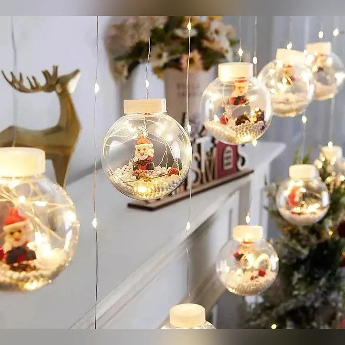 Cortina de Luzes LED com Globos Natalinos – Papai Noel, Árvore ou Boneco de Neve