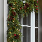 Festão de Pinheiro com Pinhas e Frutas Vermelhas e LED – 60 cm x 2 m