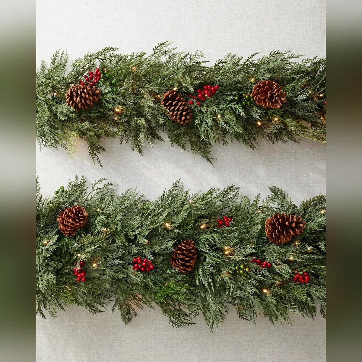 Festão de Pinheiro com Pinhas e Frutas Vermelhas e LED – 60 cm x 2 m