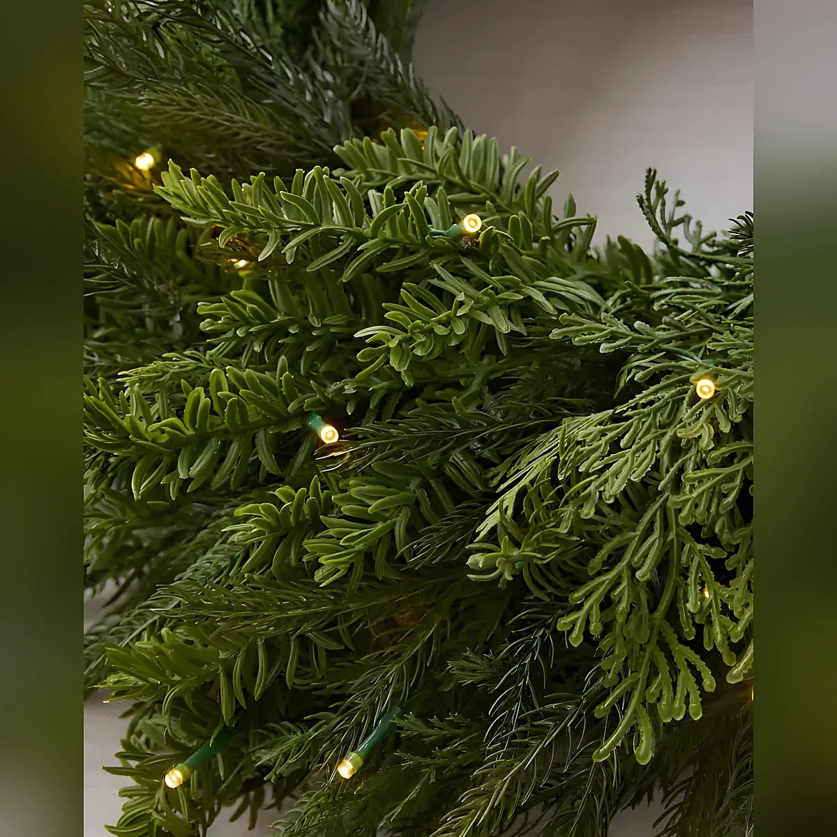 Guirlanda de Natal 90 cm com LED e Folhagens Verdes