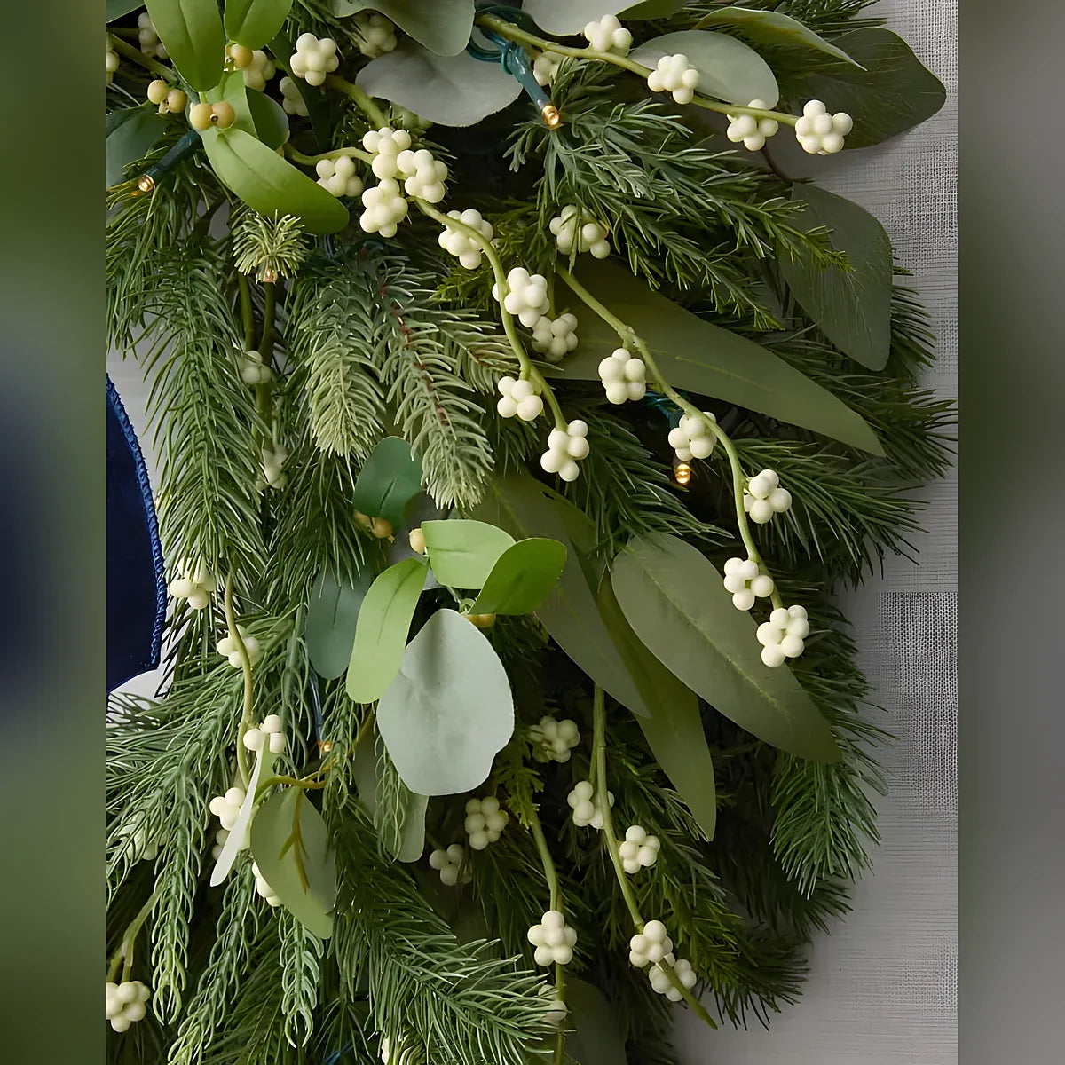 Guirlanda de Natal 90 cm com LED, Laço Azul e Folhagens Verdes