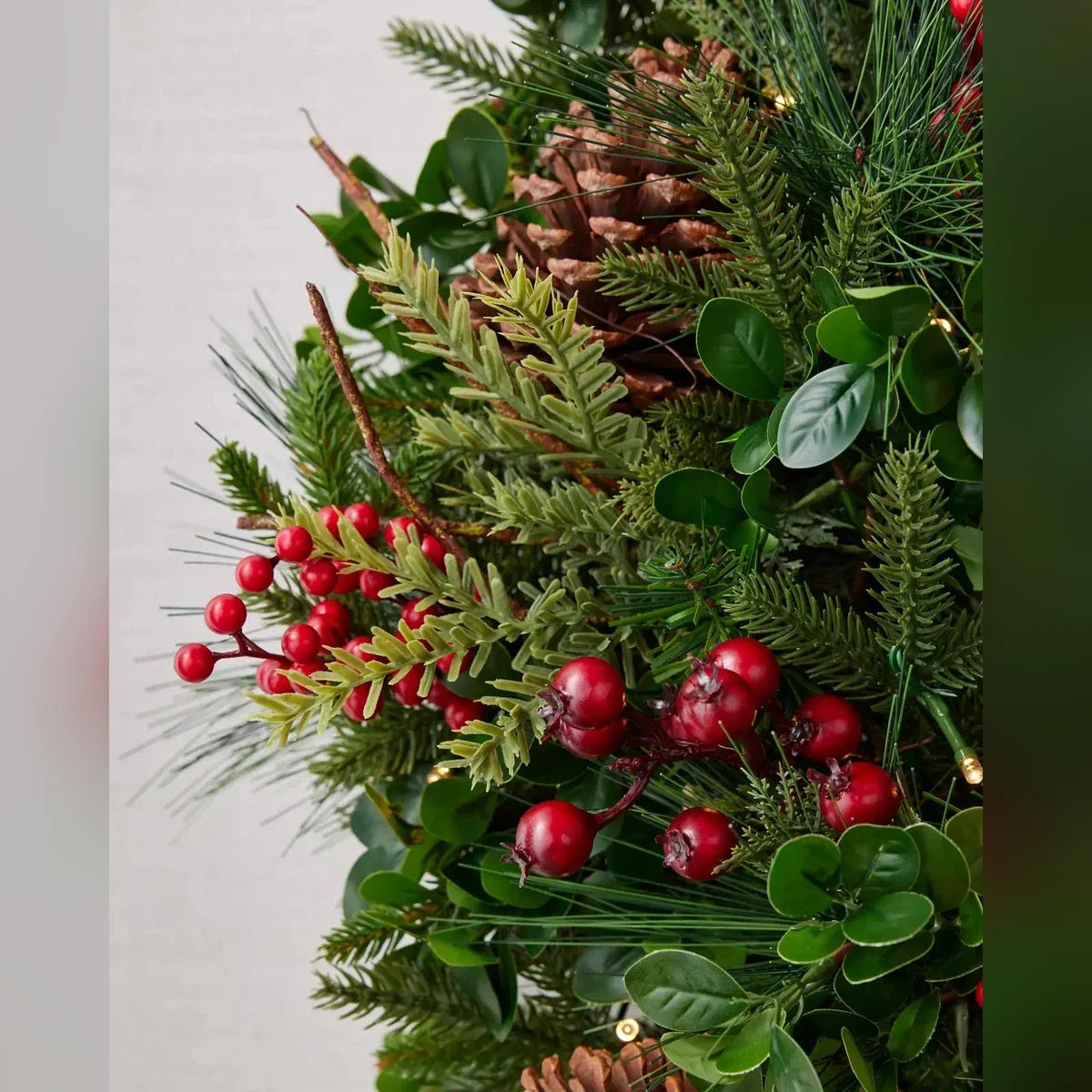 Guirlanda de Natal 90 cm com LED, Laço Bordô, Pinhas e Frutas Vermelhas
