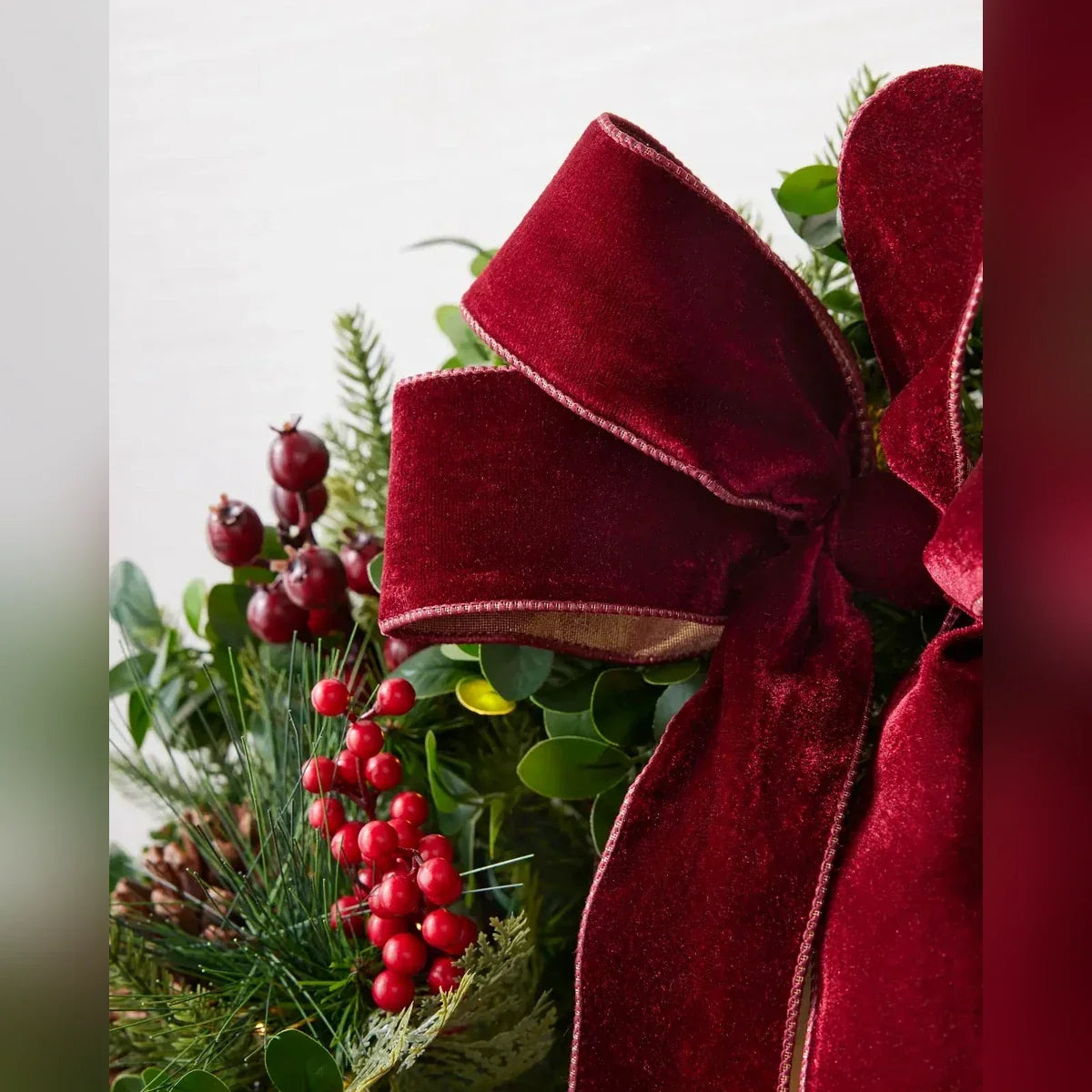 Guirlanda de Natal 90 cm com LED, Laço Bordô, Pinhas e Frutas Vermelhas