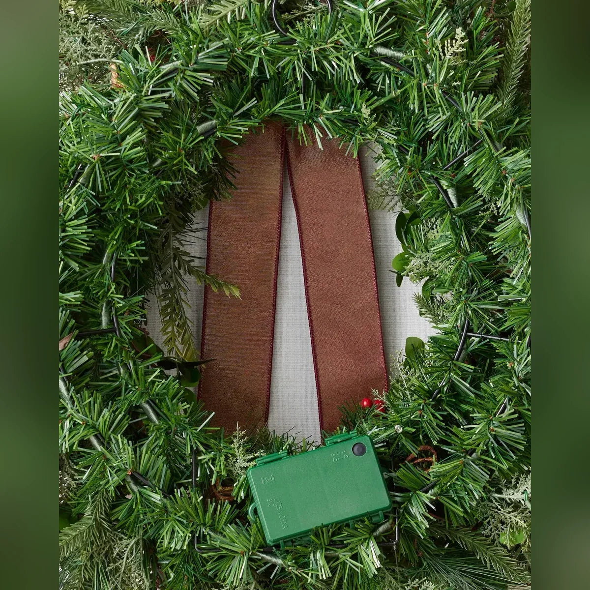 Guirlanda de Natal 90 cm com LED, Laço Bordô, Pinhas e Frutas Vermelhas