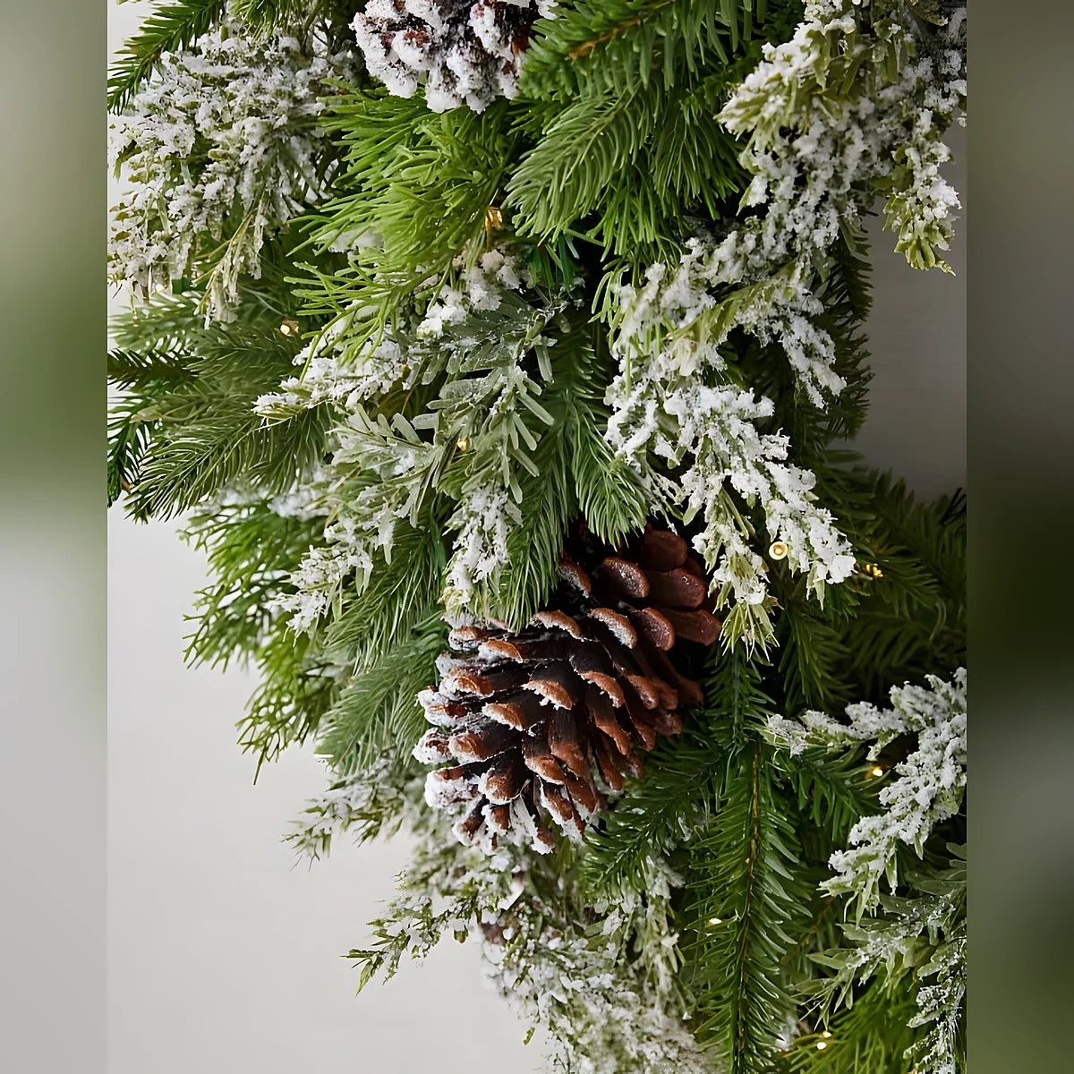 Guirlanda de Natal 90 cm com LED, Pinhas Nevadas e Folhagens Verdes