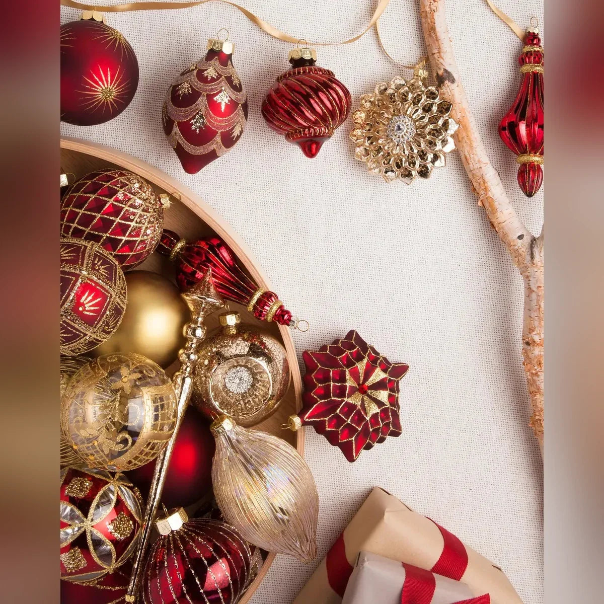 Kit 24 Enfeites para Árvore de Natal Vermelho e Dourado com Bolas e Pendentes