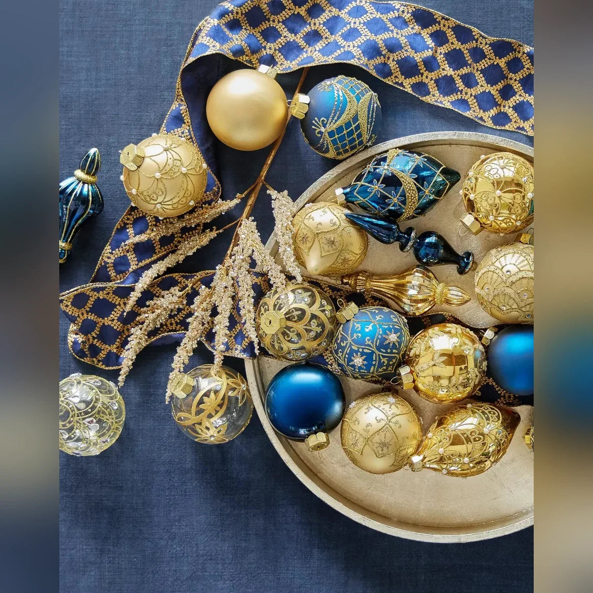 Kit 32 Enfeites para Árvore de Natal Azul e Dourado com Bolas e Pendentes