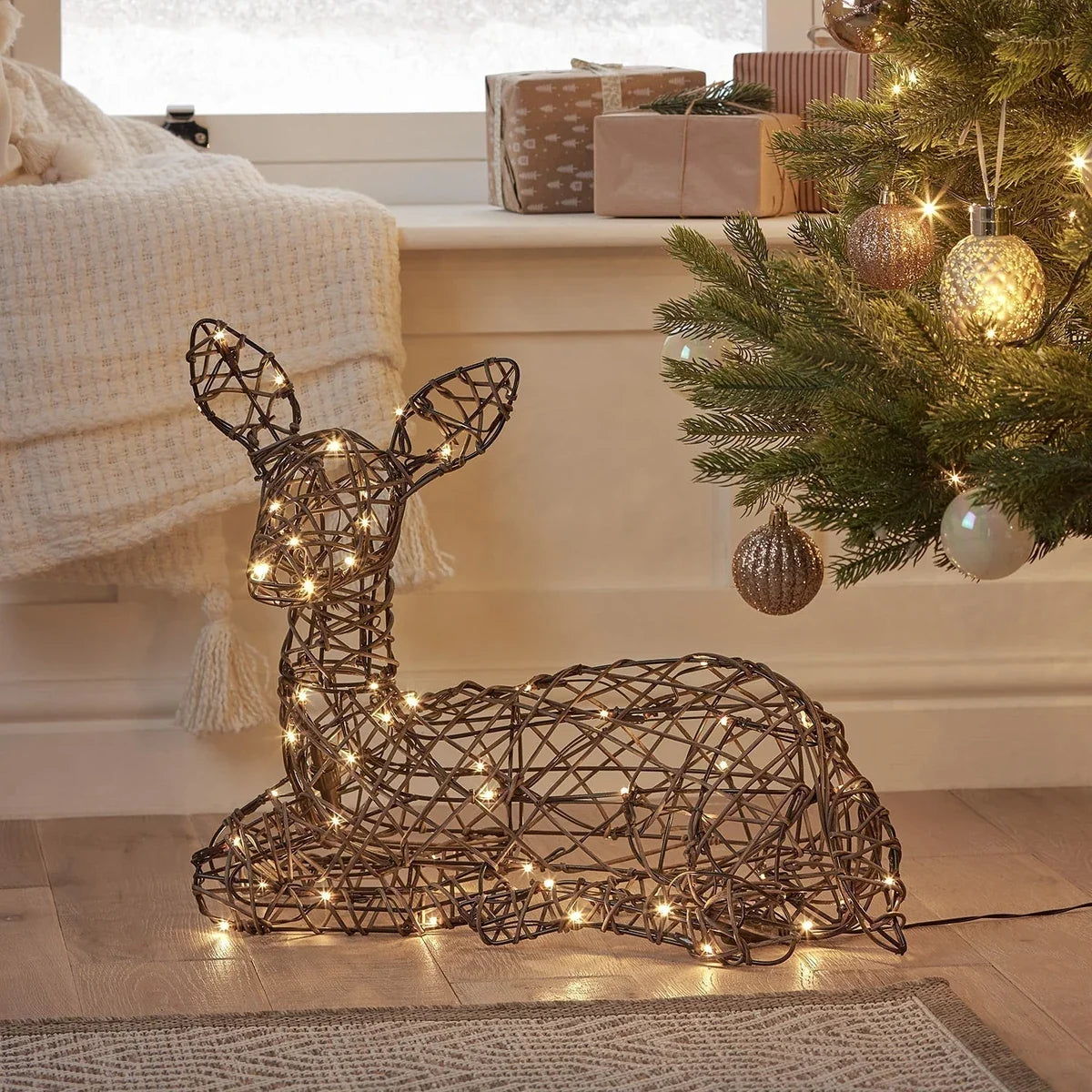 Rena Deitada Iluminada em Rattan Marrom – LED Branco Quente