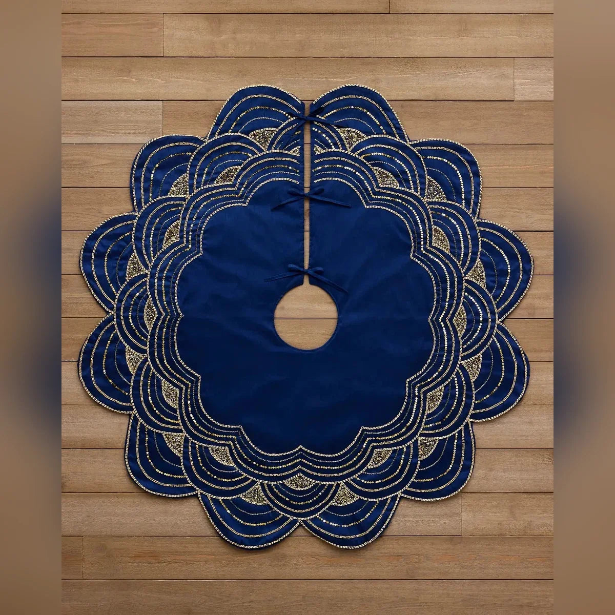 Saia para Árvore de Natal Azul Marinho com Bordados e Paetês Dourados