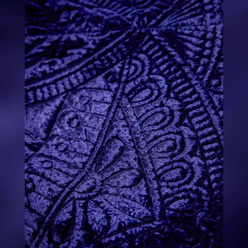 Saia para Árvore de Natal em Veludo Azul Meia-Noite com Relevo