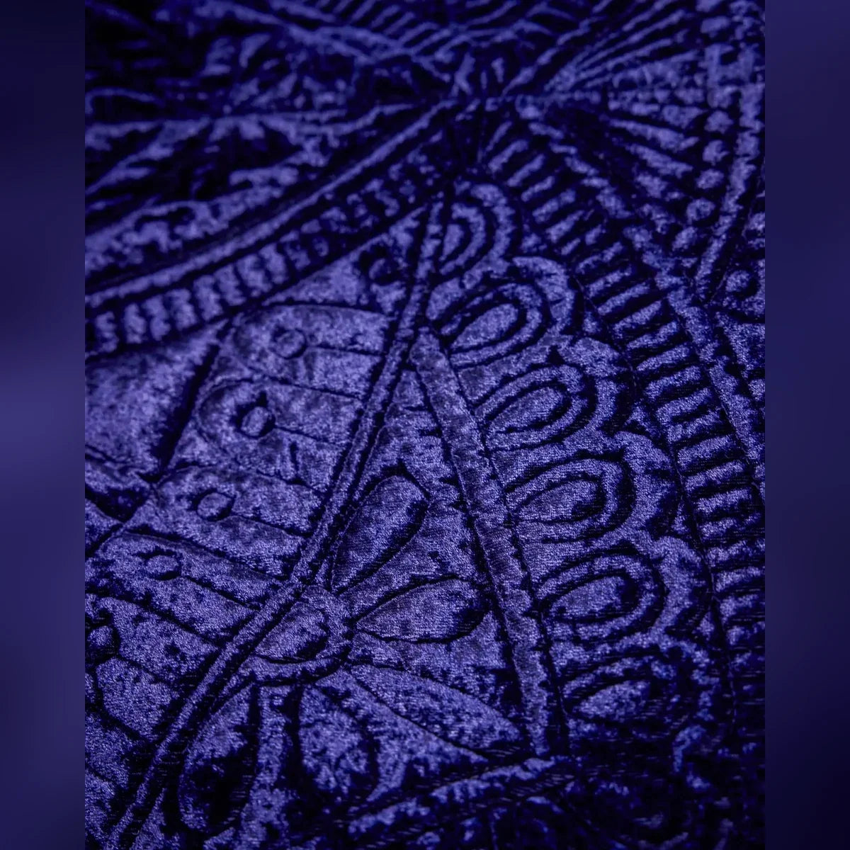 Saia para Árvore de Natal em Veludo Azul Meia-Noite com Relevo