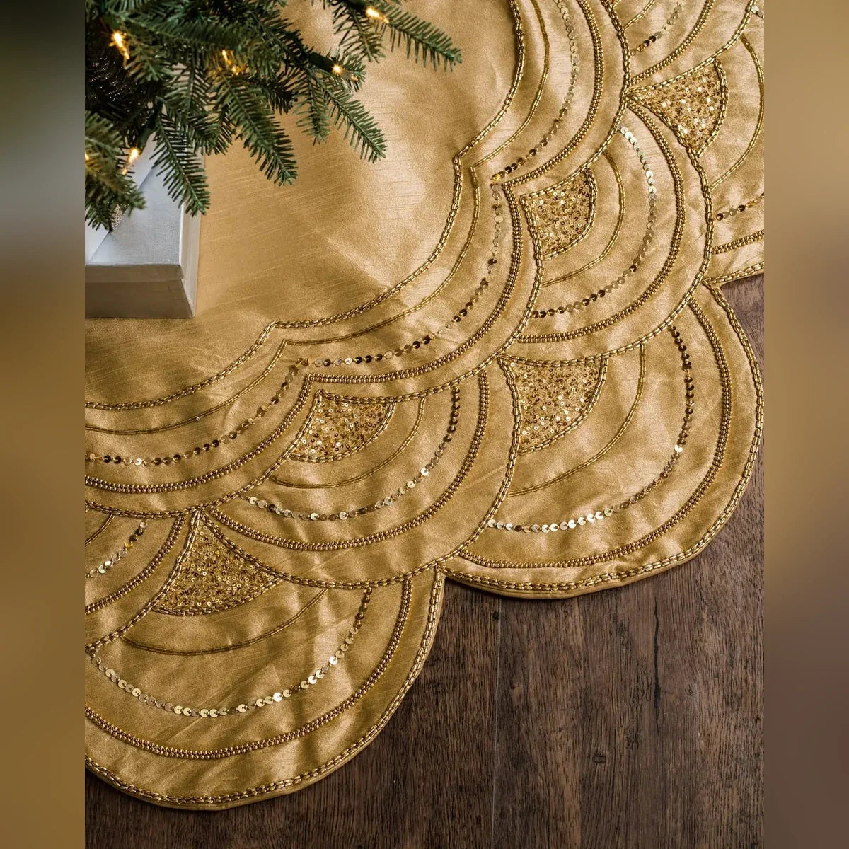 Saia para Árvore de Natal em Veludo Dourado com Bordados e Paetês