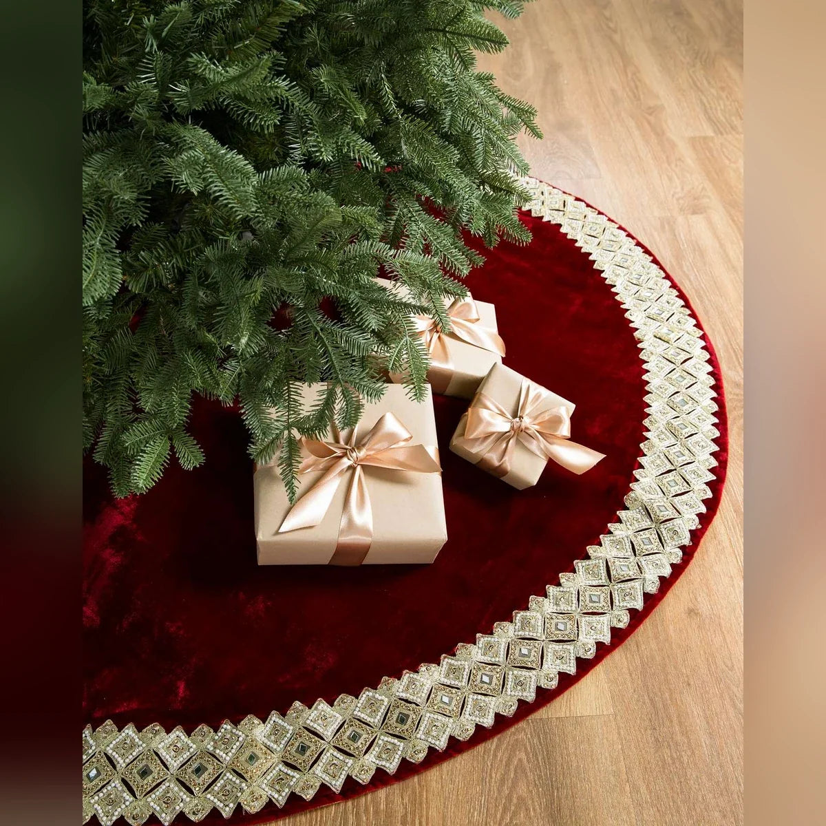 Saia para Árvore de Natal em Veludo Vermelho com Bordado Dourado e Pedrarias