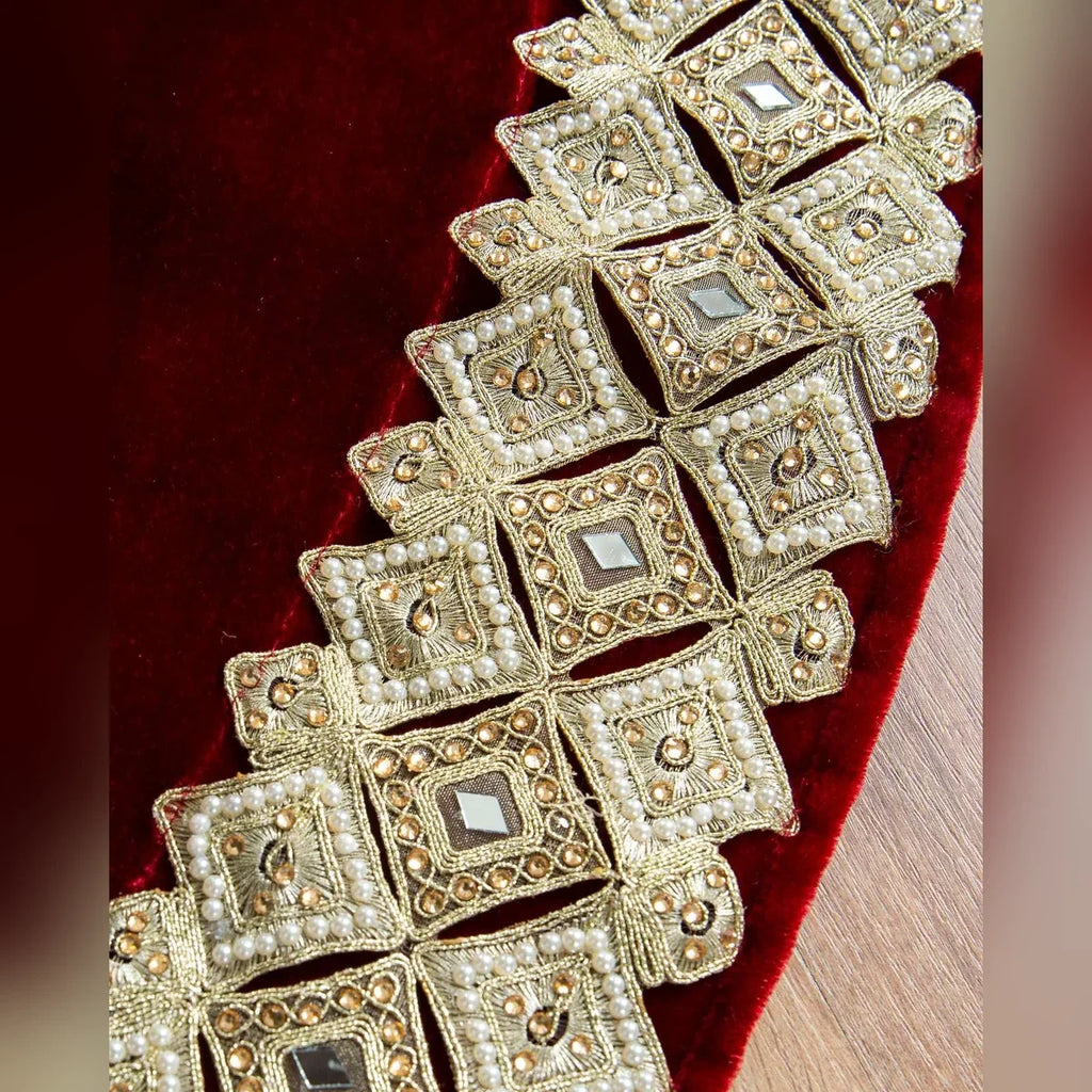 Saia para Árvore de Natal em Veludo Vermelho com Bordado Dourado e Pedrarias