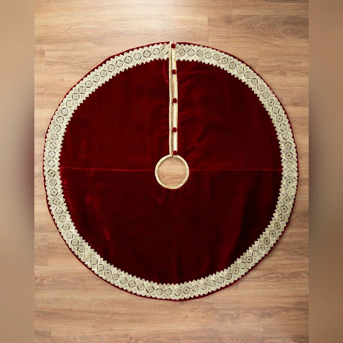 Saia para Árvore de Natal em Veludo Vermelho com Bordado Dourado e Pedrarias