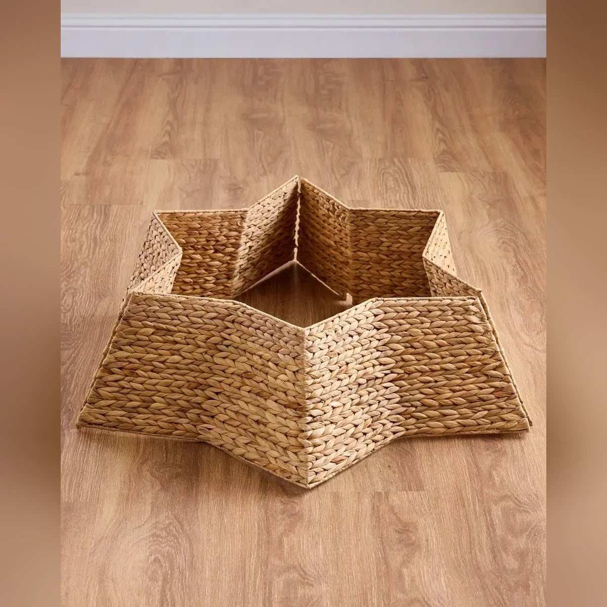 Saia Rígida para Árvore de Natal em Fibra Natural Trançada – Formato Estrela