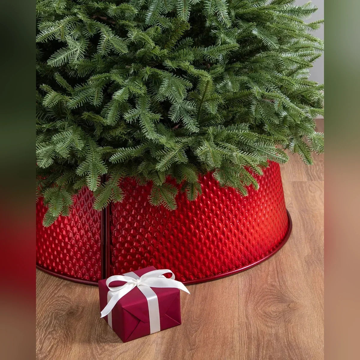 Saia Rígida para Árvore de Natal em Metal Vermelho Texturizado