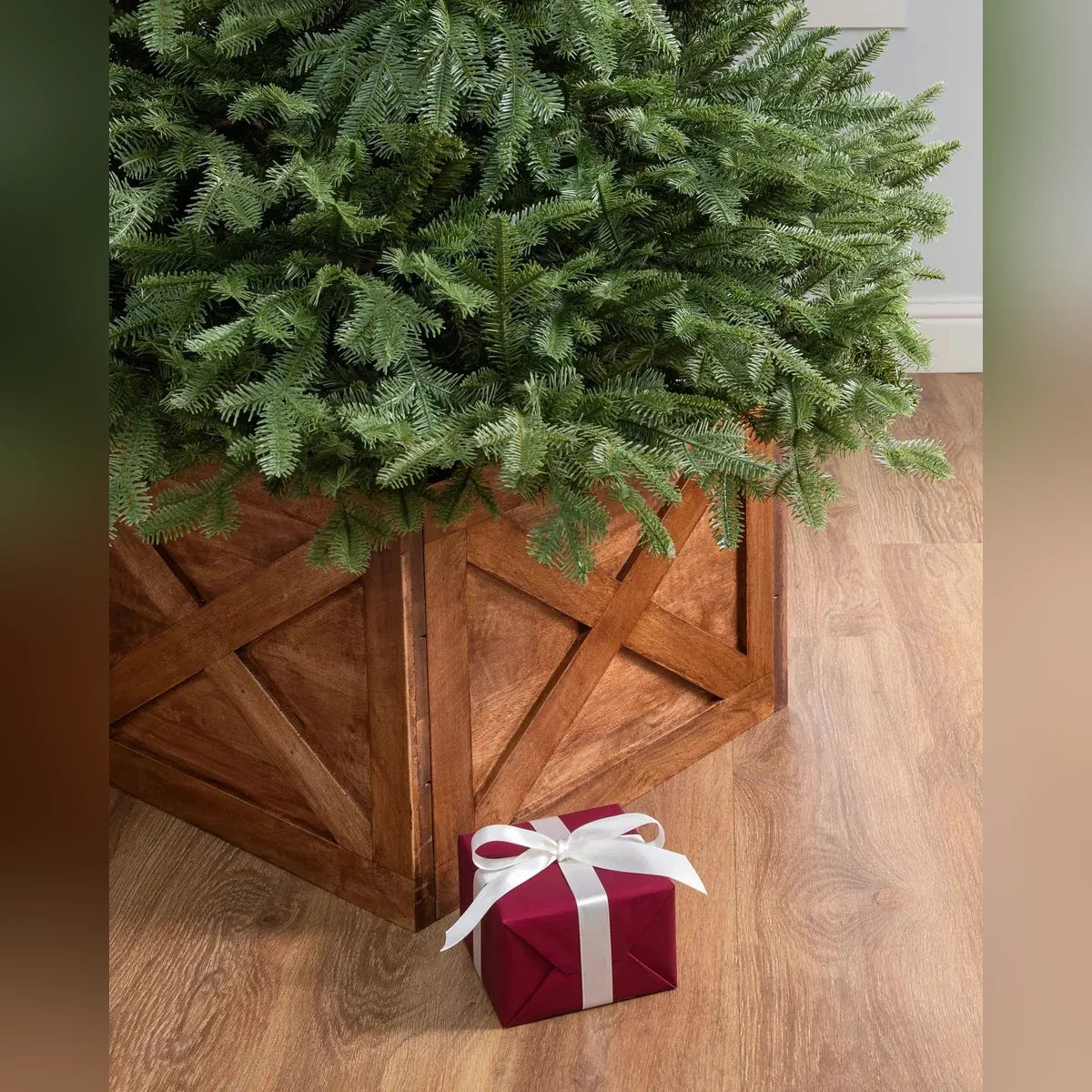 Saia Rígida de Madeira para Árvore de Natal – Caixa Rústica com X